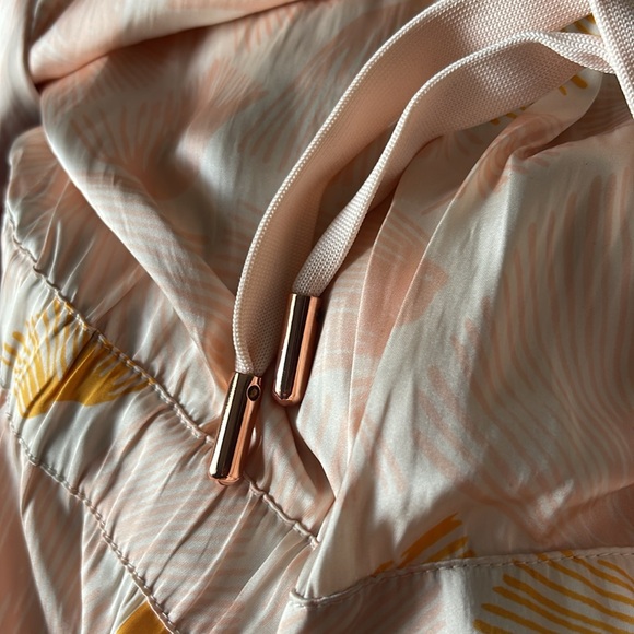 Lovely a flowing ,slinky, satiny dress with rose gold gold accent - Picture 4 of 4